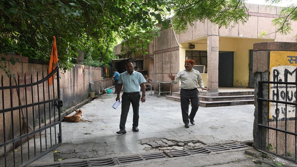 Noida : post mortem house turned into a den of debauchery