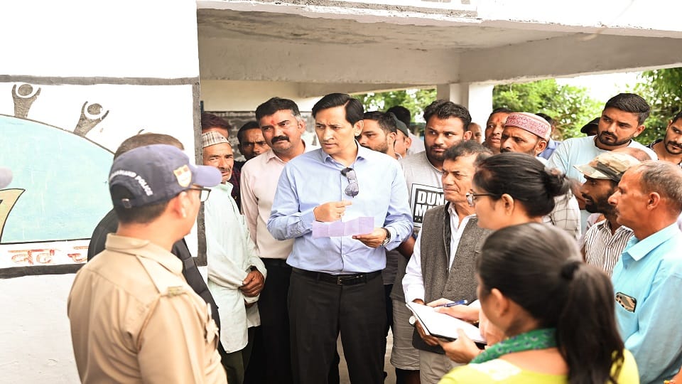 Commissioner Deepak Rawat inspected the hospital while taking stock of Haldwani-Haidakhan Road in haldwani