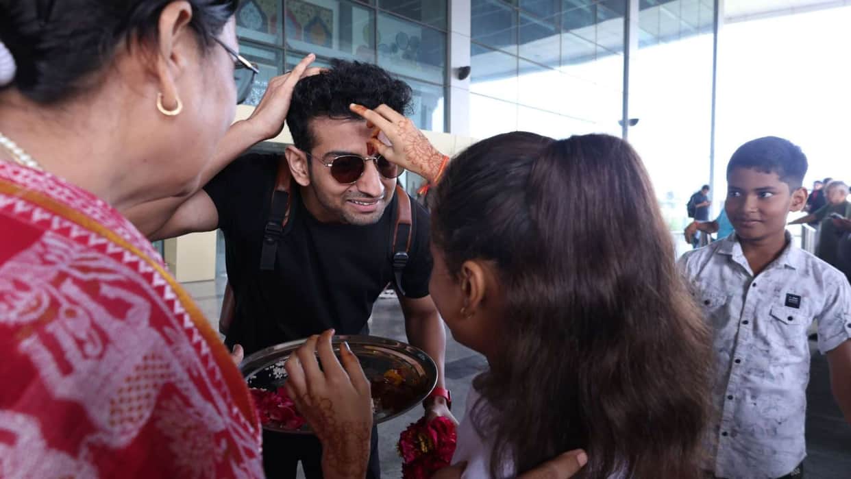 Akash Pratap Home Coming Main Ladega hero Akash welcomed with band in Kanpur mother cried when he hugged her