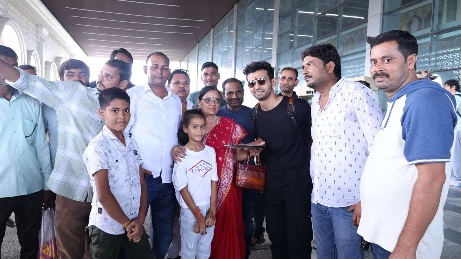 Akash Pratap Home Coming Main Ladega hero Akash welcomed with band in Kanpur mother cried when he hugged her