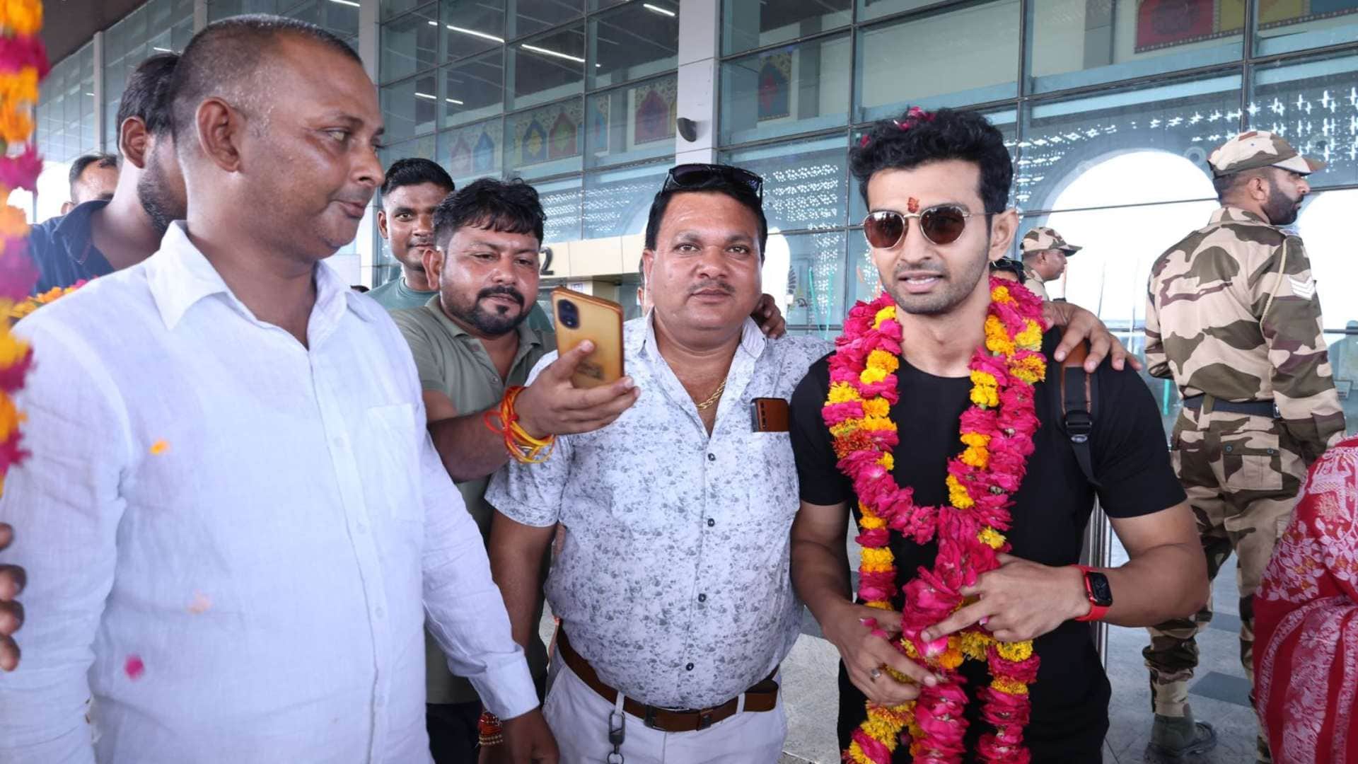 Akash Pratap Home Coming Main Ladega hero Akash welcomed with band in Kanpur mother cried when he hugged her