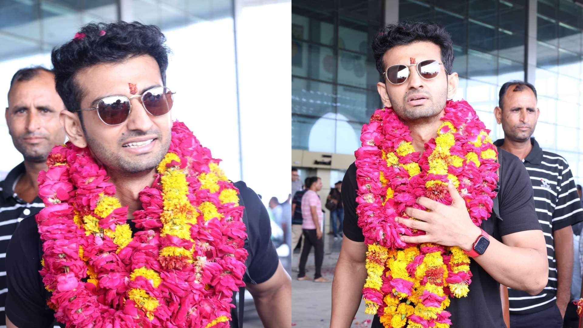 Akash Pratap Home Coming Main Ladega hero Akash welcomed with band in Kanpur mother cried when he hugged her