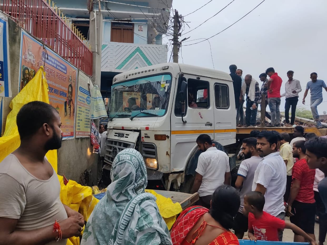 Two died when a truck trampled shopkeepers on Jarwalroad in Bahraich.