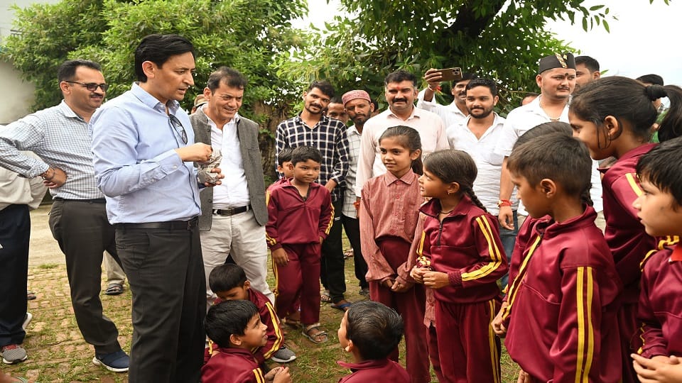 Commissioner Deepak Rawat inspected the hospital while taking stock of Haldwani-Haidakhan Road in haldwani