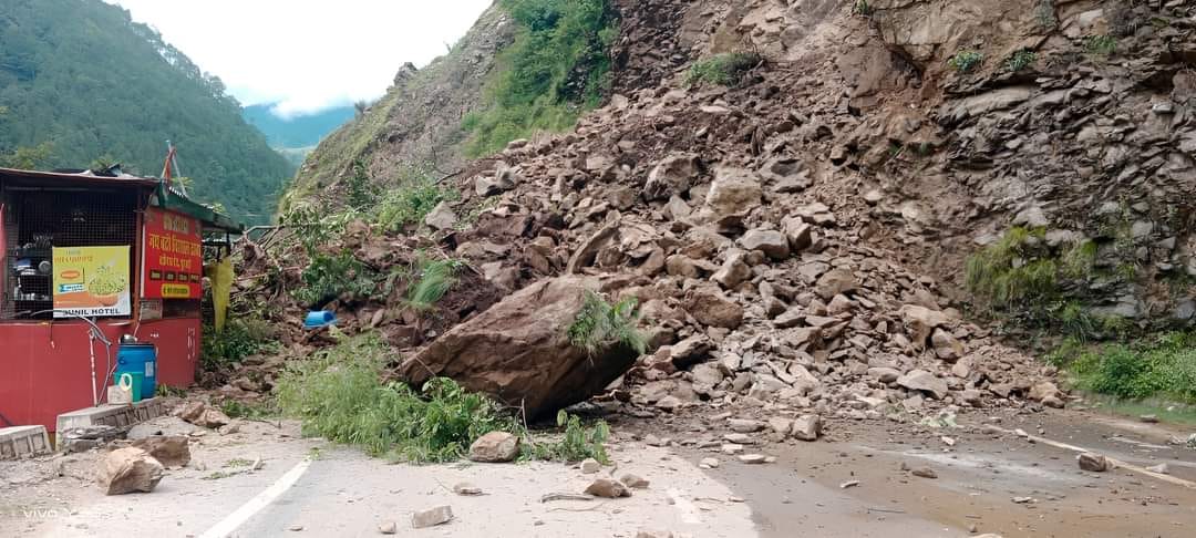 Landslide on Badrinath highway due to debris on Road 700 devotees remain stranded at various places