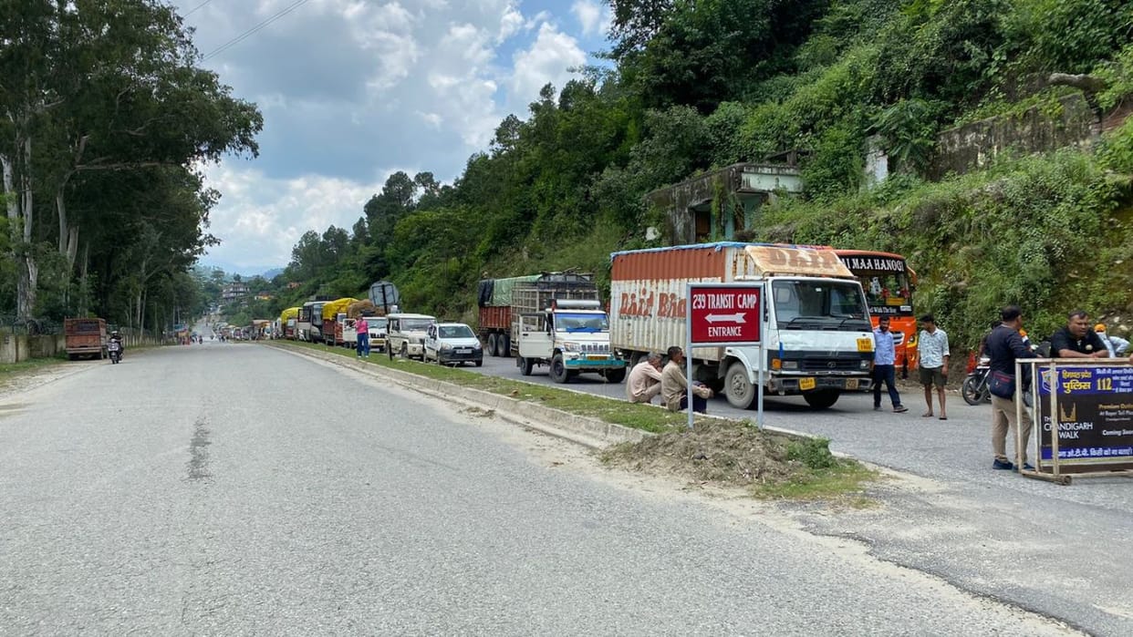 Himachal NH-21 remained closed for two hours from Bindravani to Pandoh people had to wait
