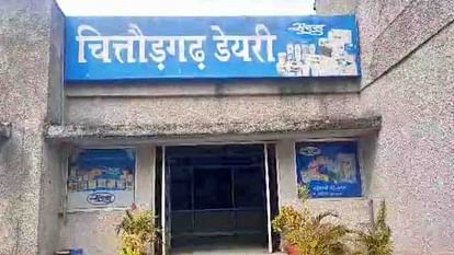 Chittorgarh News: बिना फिटनेस और परमिट के दौड़ रहे दूध सप्लाई वाहन, एमडी ने माना तीन साल से नहीं हुई जांच Chittorgarh News: Milk supply vehicles running without fitness and permit