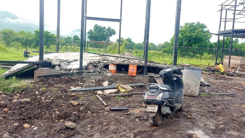 indore news building collapse worker died mhow choral farm house