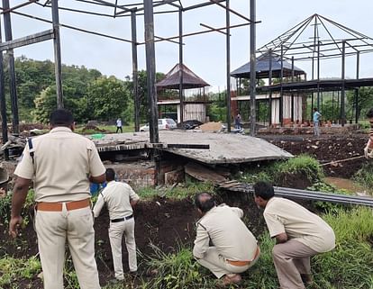 Indore: कमजोर स्ट्रक्चर और वेल्डिंग के कारण गिरी थी छत, रिपोर्ट में खुलासा Indore: Roof collapsed due to weak structure and welding, report revealed