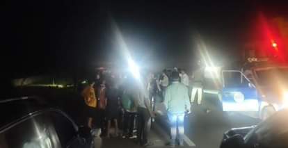 घटनास्थल पर लोगों की भीड़