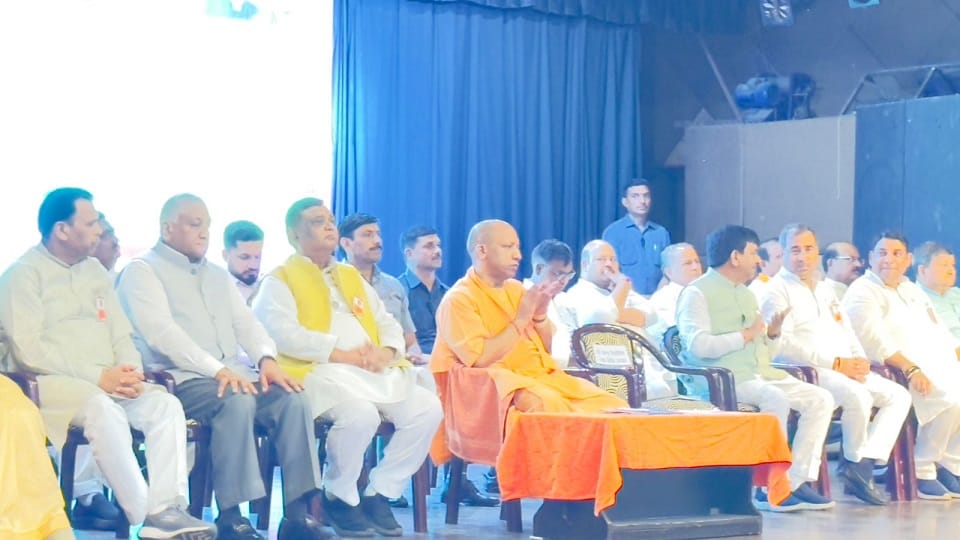 CM Yogi reviewed preparations by-election in Ghaziabad