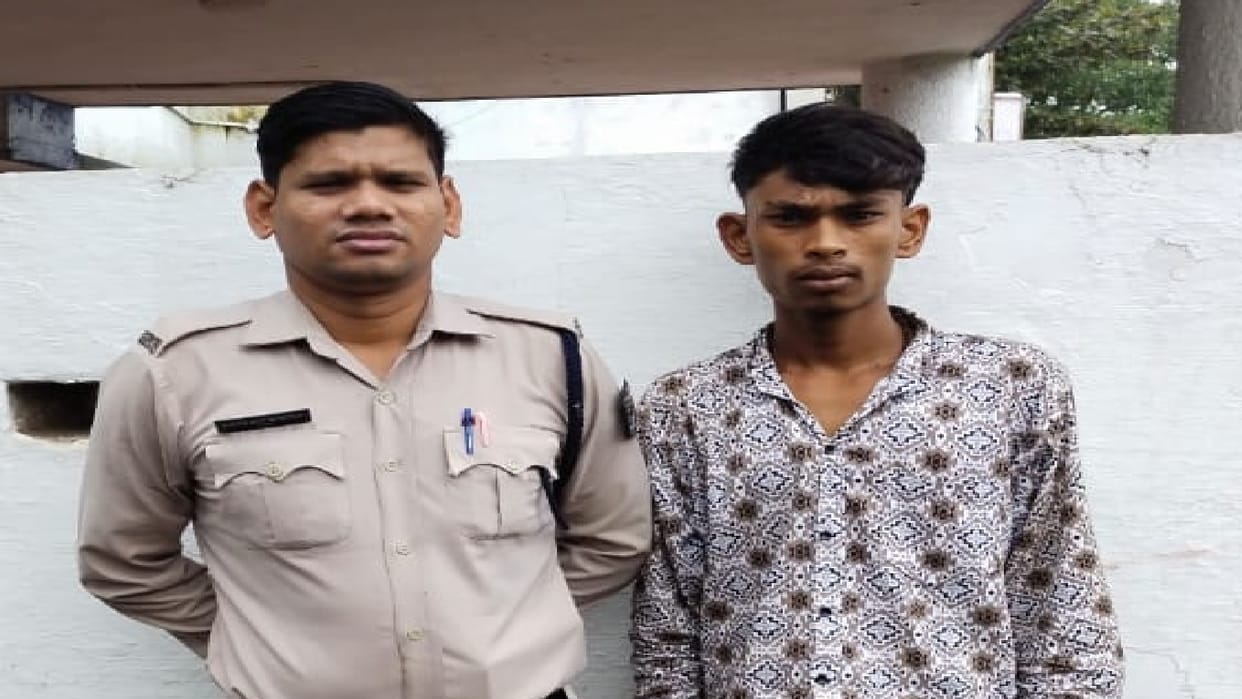 youth was stabbed for trying to resolve a fight between minors In Raipur