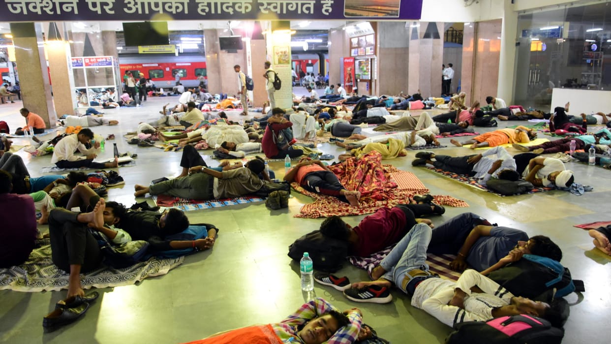 Police Recruitment: Candidates spent the whole night at the station and bus stand, looted in lodge and auto.