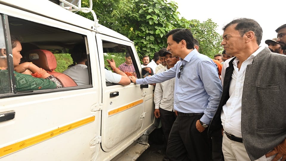 Commissioner Deepak Rawat inspected the hospital while taking stock of Haldwani-Haidakhan Road in haldwani