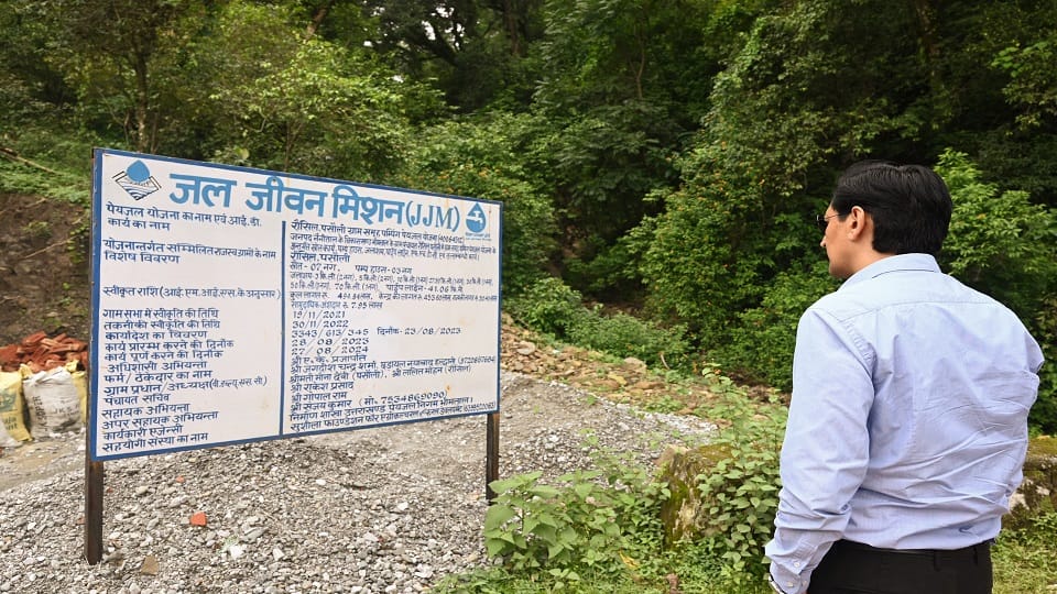 Commissioner Deepak Rawat inspected the hospital while taking stock of Haldwani-Haidakhan Road in haldwani