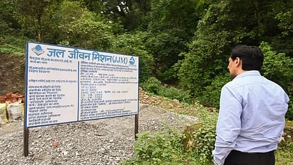 तस्वीरें में दीपक रावत: कमिश्नर ने किया निरीक्षण, डॉक्टर की पकड़ी गई चोरी; वार्ड बॉय की इस हरकत ने चौंकाया Commissioner Deepak Rawat inspected the hospital while taking stock of Haldwani-Haidakhan Road in haldwani