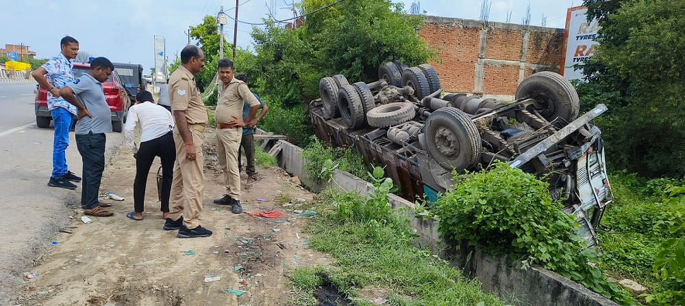 truck with liquor worth 86 lakhs overturned on highway, collided with school bus, driver and helper absconded