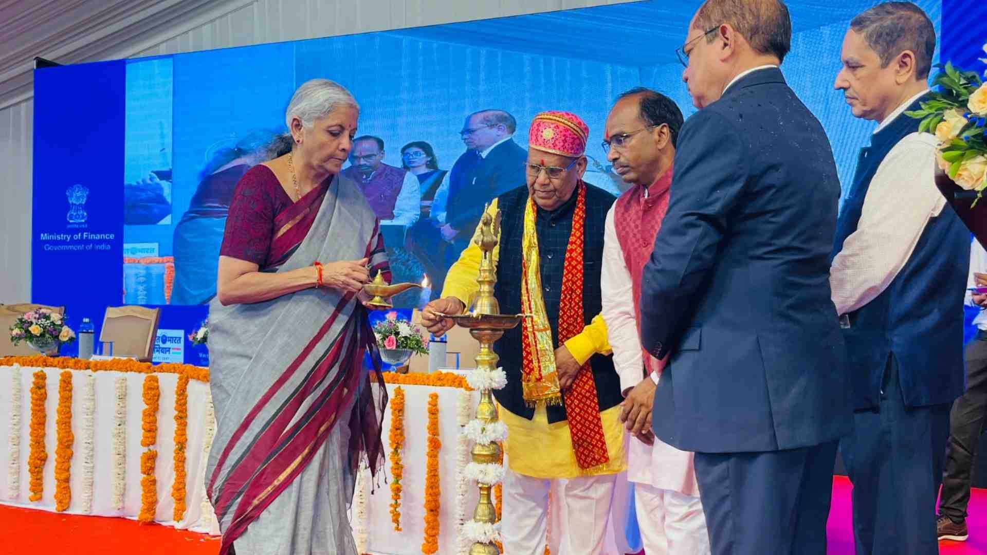 कार्यक्रम के शुभारंभ पर दीप जलाती वित्तमंत्री निर्मला सीतारमण।