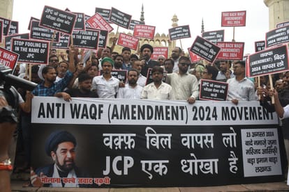 Lucknow: Muslims protest against waqf board amendment bill
