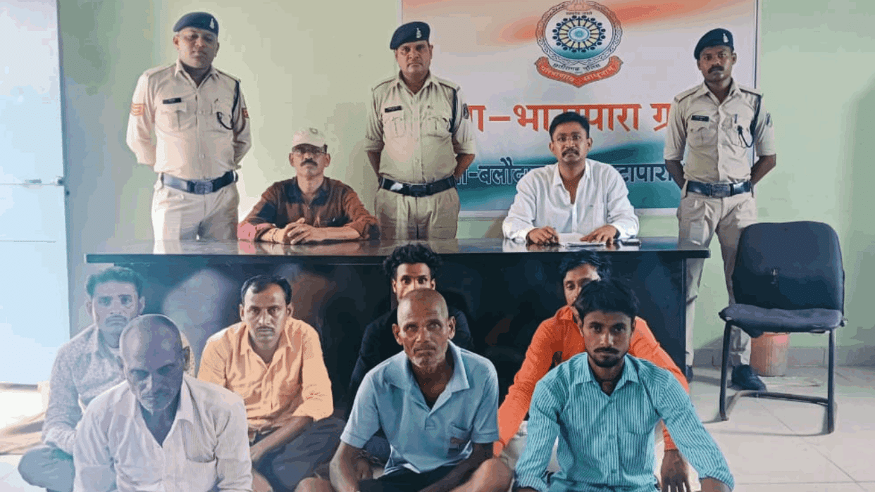 Seven arrested for beating up a family for not opening their shop at night in Bhatapara