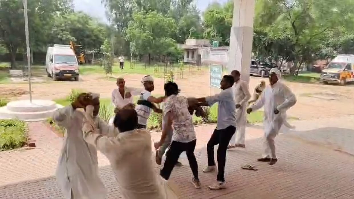 two parties fiercely slapped and threw bricks In Dadri, hospital staff got injured while trying to separate