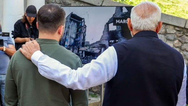 PM Modi's historic visit to Ukraine; Embraced President Zelensky, placed his hand on his shoulder
