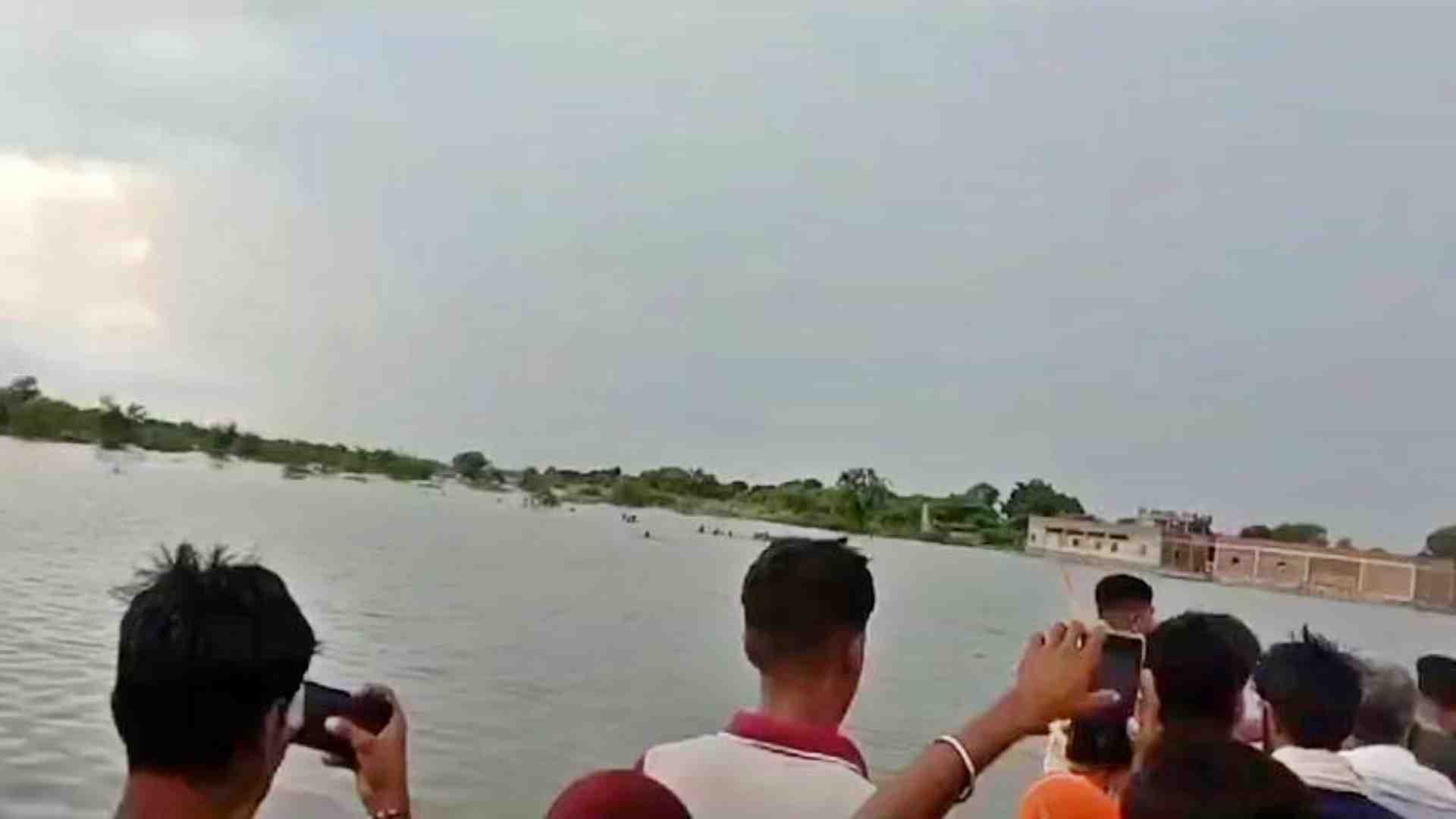 नदी में युवको की तलाश में जुटी टीम।