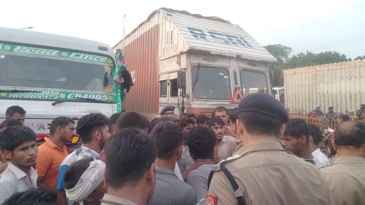 firing in dangal panchayat one dead Pradhan got injured