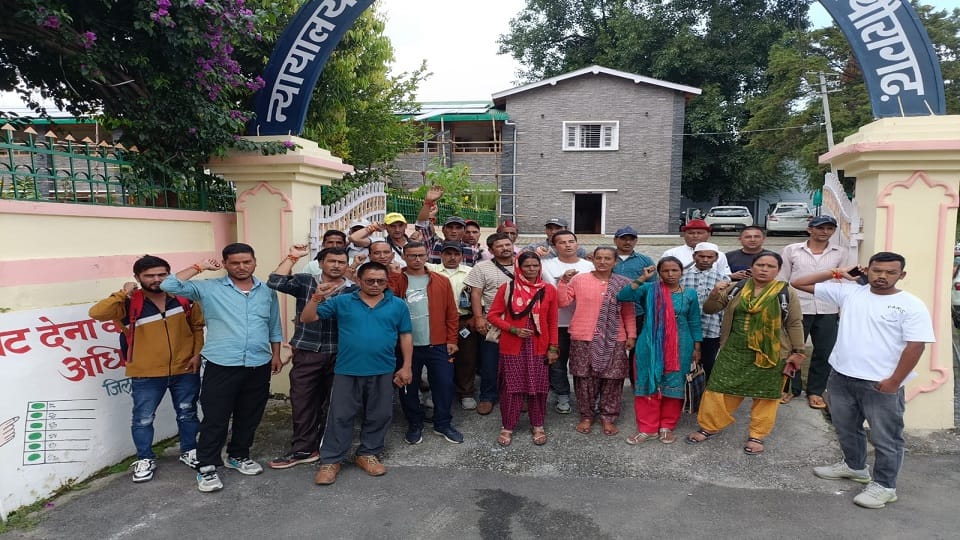 People of Jarajibali demonstrated for the posting of teachers in pithoragarh