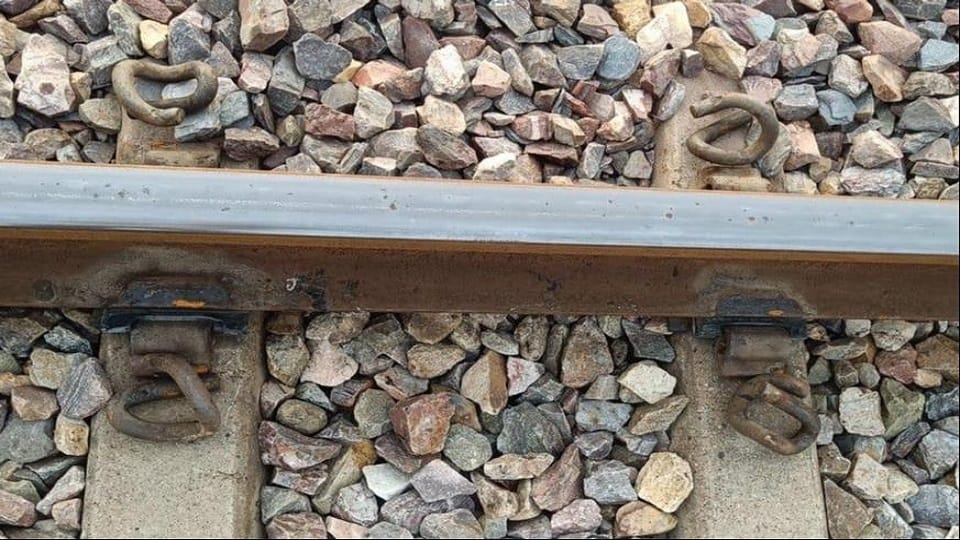 Shamli: Pendrol clips found out of railway line, train was to arrive shortly, student saved the accident