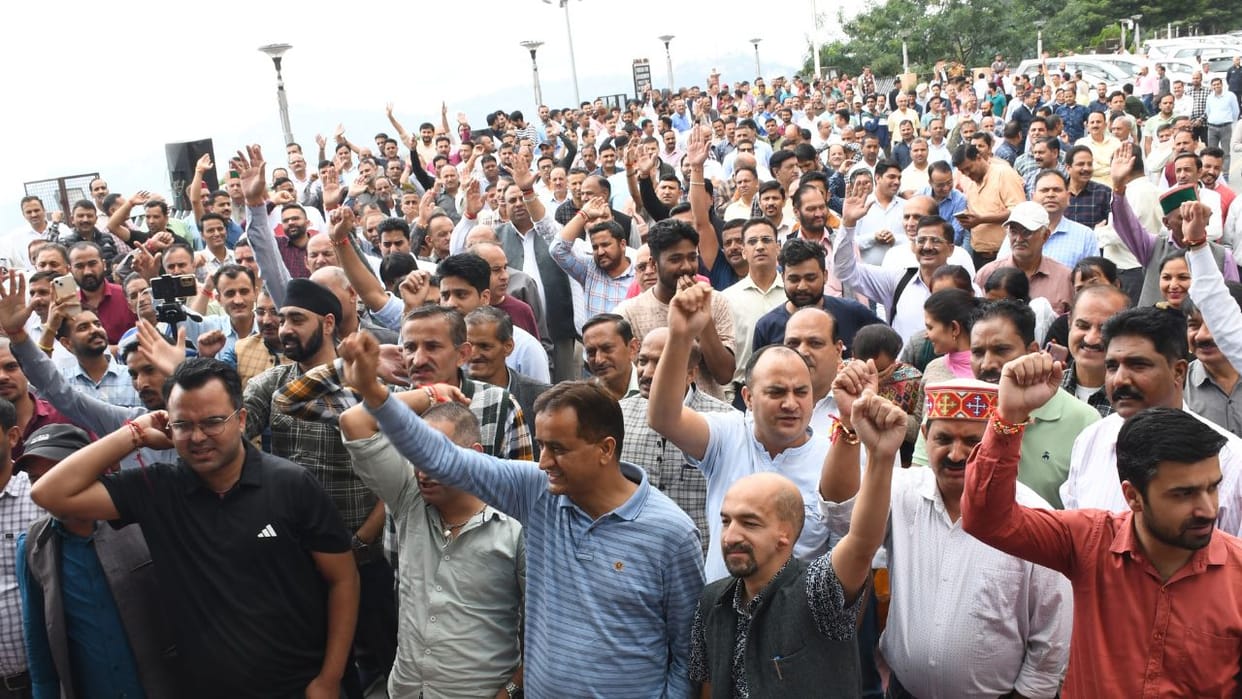 HP Secretariat Association Protest himachal govt employees protest in secretariat over da hike