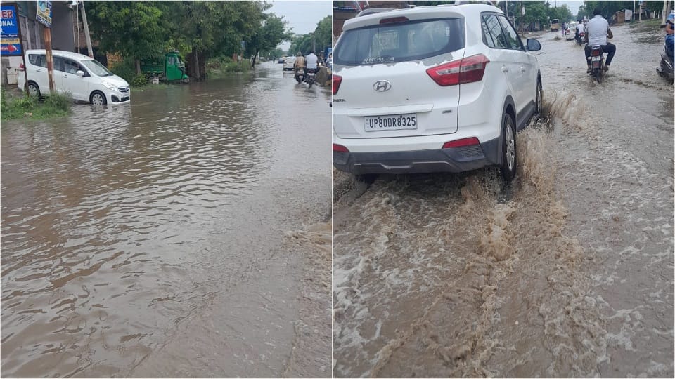 UP News 30 minutes of rain in Agra worsened the condition of roads