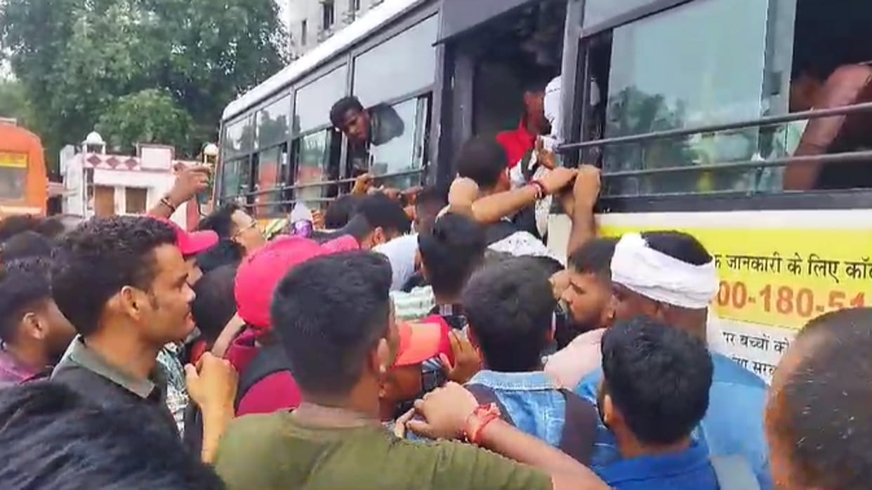 UP Police Bharti: After the examination, there was a huge crowd in the buses of Azamgarh, Jaunpur and Varanasi