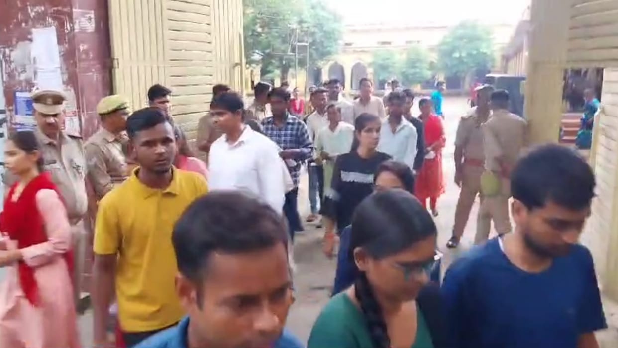 Applicants after Sipahi Bharti Exam in Sultanpur.