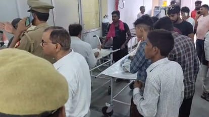 Barabanki: स्कूल का छज्जा गिरने से डेढ़ दर्जन छात्र-छात्राएं घायल, जिला अस्पताल में भर्ती कर हो रहा इलाज Barabanki: Many students injured when a roof falls down in a school.