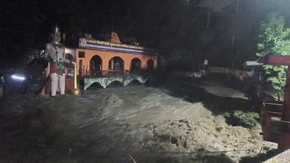 Dehradun: देर रात मूसलाधार बारिश से आई मुसीबतों की बाढ़...तमसा के वेग ने डराया, घरों में घुसा मलबा Dehradun Rainfall Tamsa river overflowed water and Debris in House waterlogging