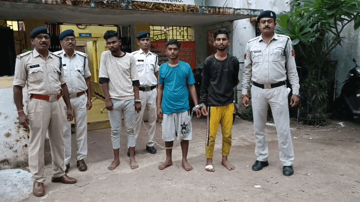 Police arrested three unidentified robbers in stabbing case in Bhatapara