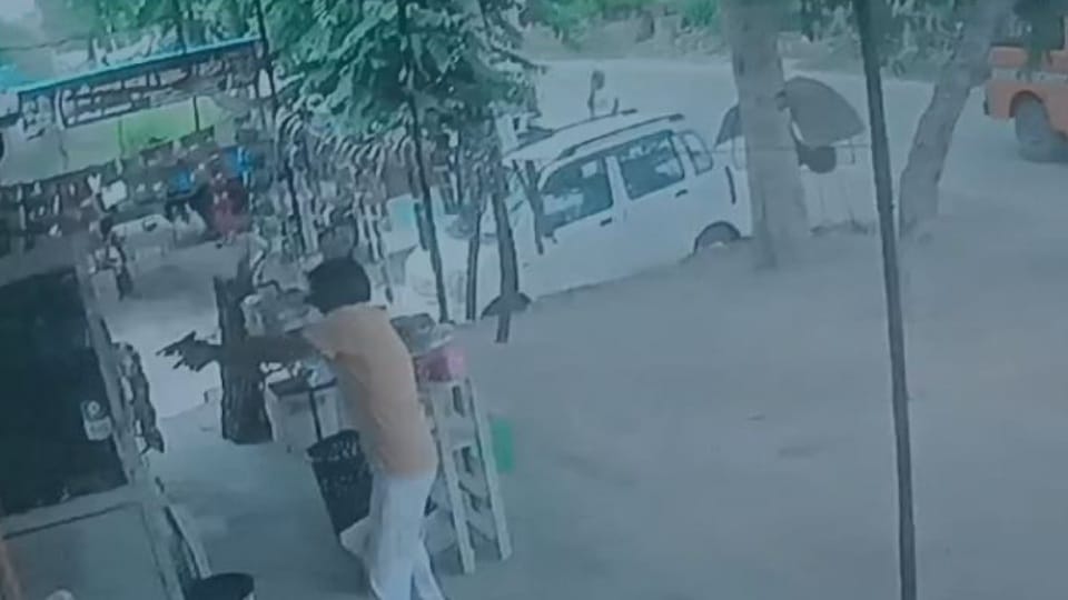 Firing on shopkeeper in Bojavash village of Mahendergarh CCTV footage