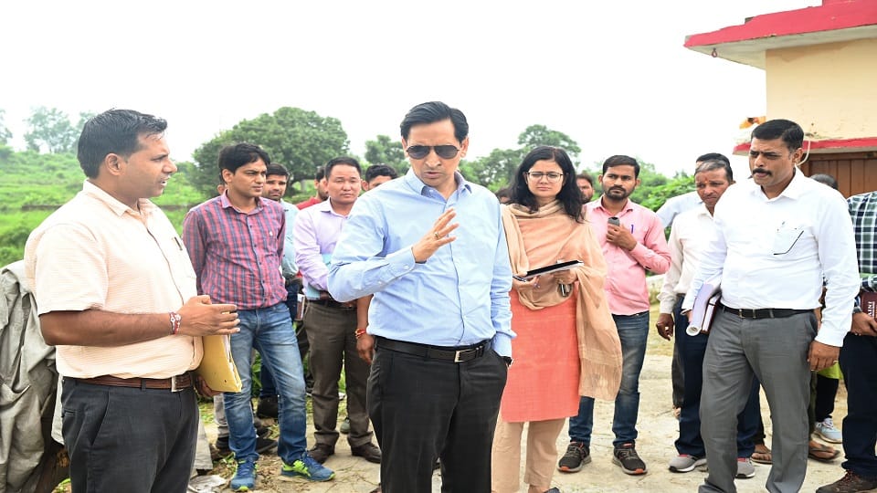 Commissioner Deepak Rawat inspected the hospital while taking stock of Haldwani-Haidakhan Road in haldwani
