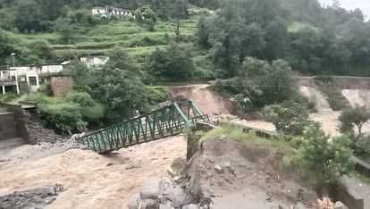 Uttarakhand: भारी बारिश से थराली में तबाही, 25 से अधिक घरों में घुसा पिंडर का पानी, मंदिर और पुल बहा Uttarakhand Weather Disaster in chamoli Tharali temple washed away Bridge Collapse house damage
