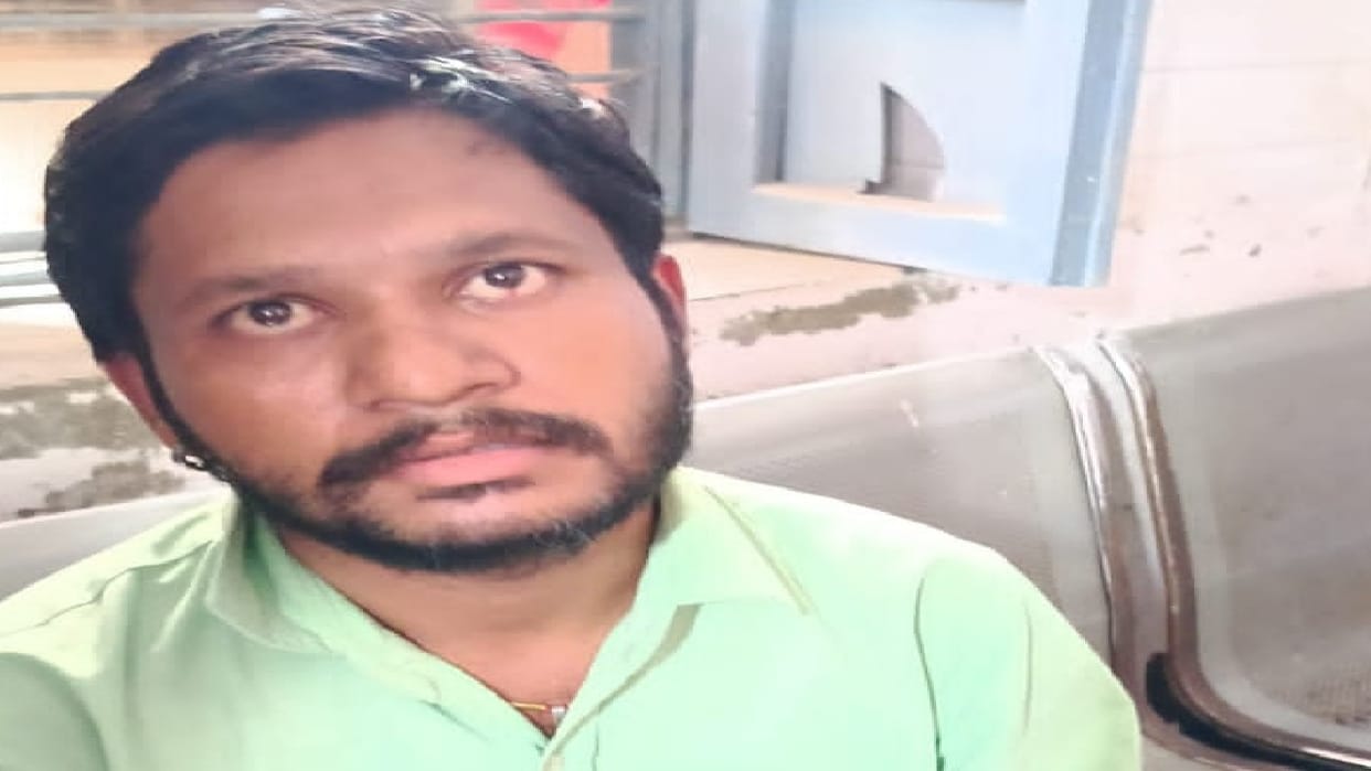 People caught and beat up fraudster in the district hospital Bareilly