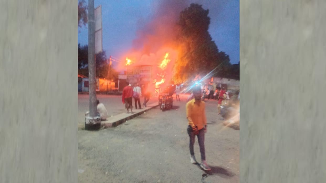 Fire in shops because of short circuit in Bahraich.