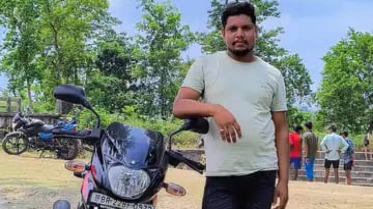 Bettiah News: uncontrolled truck loaded with sand ran over young man, he died on spot, people blocked road