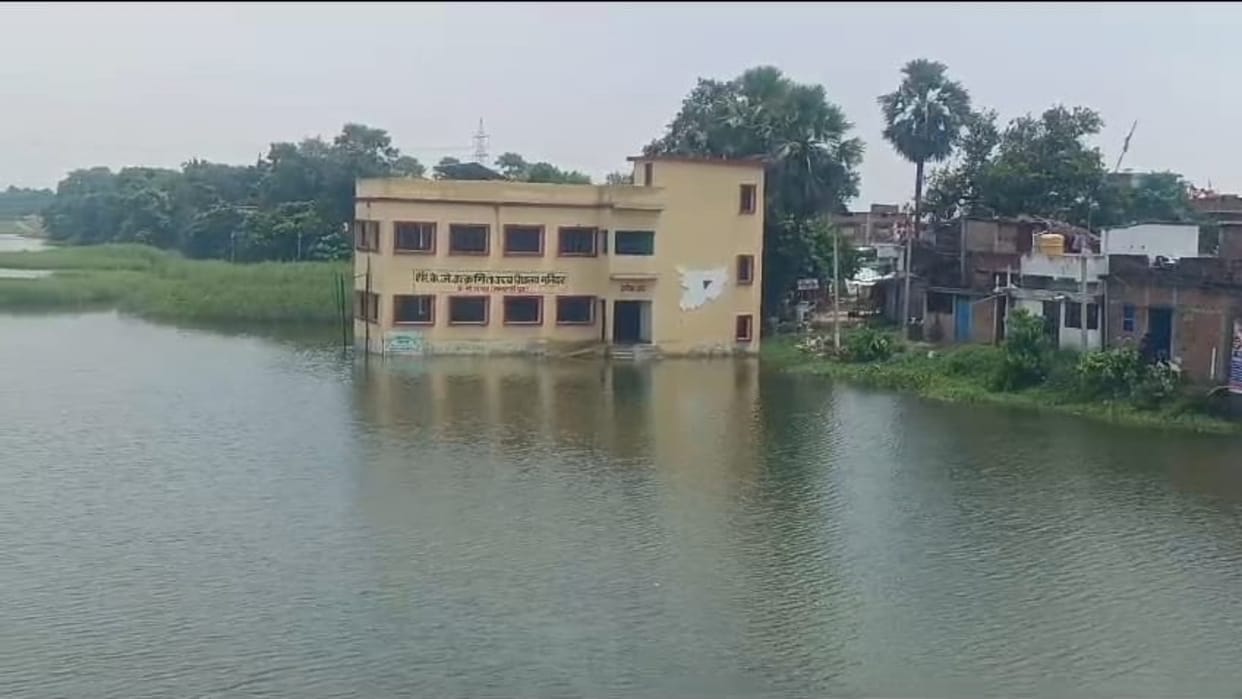 Bihar Flood: Due to rising water level of Ganga in Samastipur, water entered six schools, crops submerged