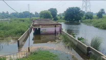 Bihar Flood: Due to rising water level of Ganga in Samastipur, water entered six schools, crops submerged