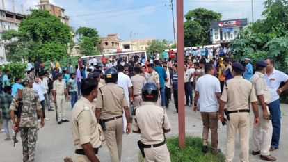Bihar News: पूर्णिया में छात्रों के बीच भीषण झड़प, मेडिकल छात्र को बंधक बनाकर मारपीट; मौके पर पहुंचा पुलिस बल Bihar News: Fierce clash between students in Purnea, medical student held hostage and beaten up