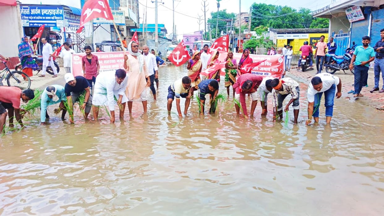Bihar Rain: Crores of rupees spent yet Saharsa city gets flooded, people planted paddy on main road as protest