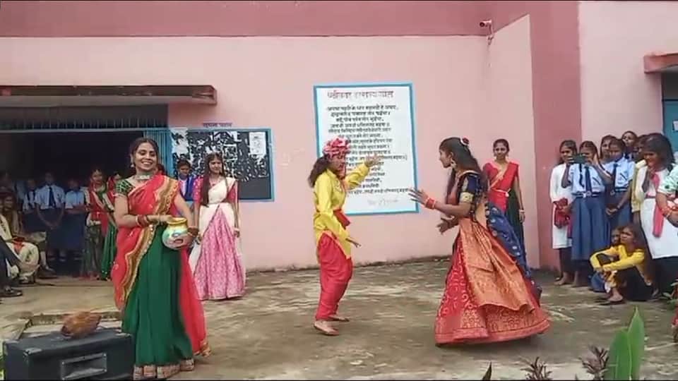 छात्राओं ने स्कूल में मटकी फोड़कर मनाई कृष्ण जन्माष्टमी