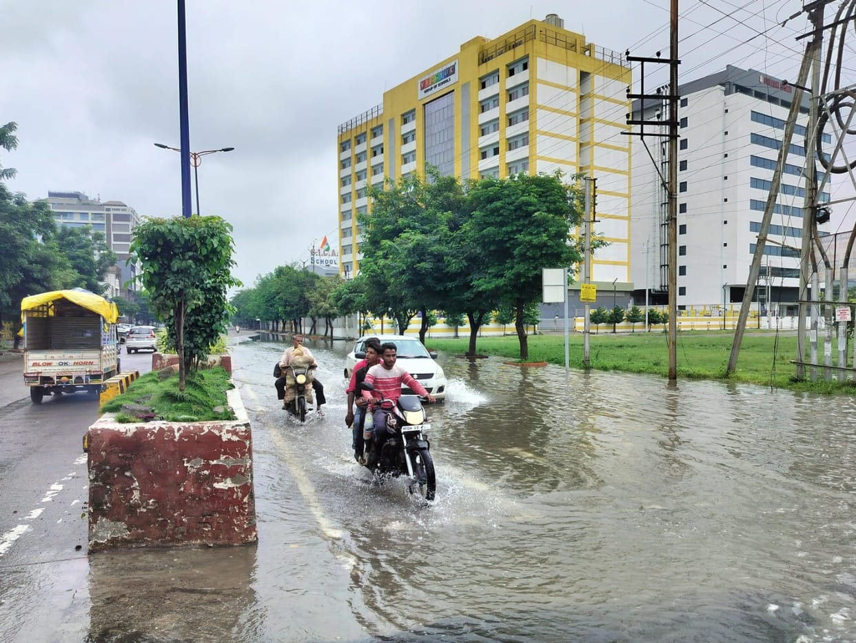 Indore News: Cement dividers turned roads into ponds in Indore.