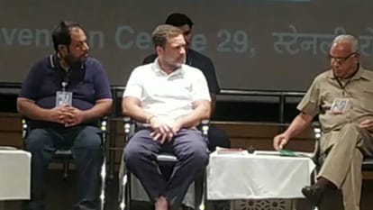 Opposition leader Rahul Gandhi reached Prayagraj on the issue of saving the Constitution.